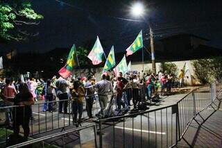 Poucos apoiadores dos candidatos acompanharam o debate ao lado de fora da emissora (Foto: Juliano Almeida)