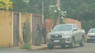 Polícia Federal em frente à casa que foi alvo da operação. (Foto: Divulgação)