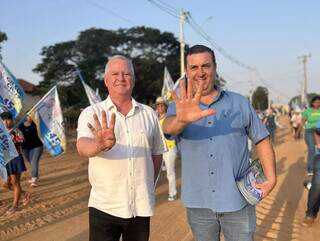 Prefeito Gilson Cruz (de branco) ao lado do vice Elicio Mano (Foto: Divulgação)