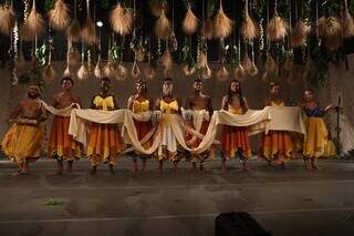 Espetáculo teve coreografias vibrantes, luzes envolventes e a marcante sonoridade da percussão e voz ao vivo. (Foto: Ricardo Gomes)