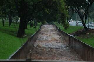 Córrego Segredo, na Avenida Ernesto Geisel, com excesso de água em um dia de chuva (Foto: Arquivo/Marcos Maluf)