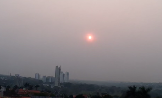 Sol tenta aparecer em meio a fumaça das queimadas na Capital (Foto: Reprodução)