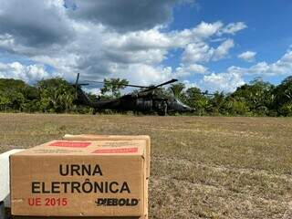 Urna eletrônica entregue com a ajuda militar em localidade de dificil acesso (Foto: Divulgação/Ministério da Defesa)