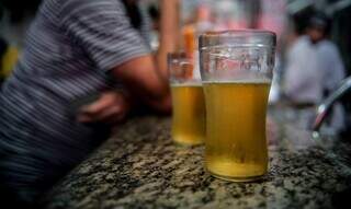 Copos de cerveja sobre balcão em bar. (Foto: Arquivo)