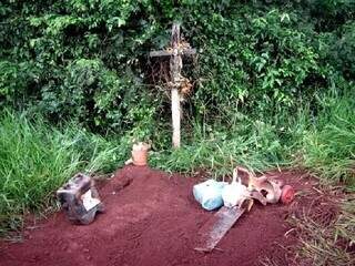 Túmulo do neto de Damiana, morto em atropelamento próximo de acampamento, na BR-463 (Foto/Reprodução/Cimi)