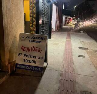 Cavalete na Rua Maracaju na entrada do corredor que dá acesso à sala de JA (Foto: Lucas Mamédio)