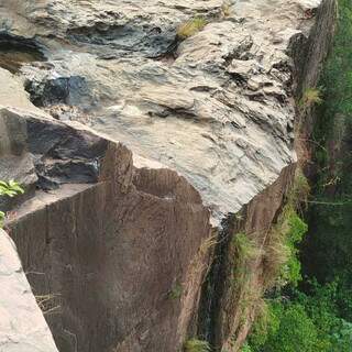 Queda d&#39;água da Cachoeira do Rio do Peixe voltou a secar diante da falta de chuvas em MS. (Foto: Direto das Ruas)