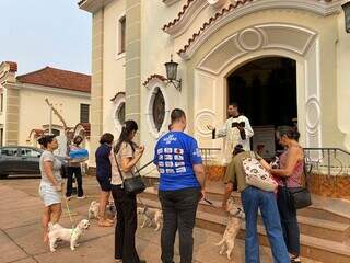 Tutores e pets reunidos para benção do frei nesta sexta-feira. (Foto: Clara Farias)