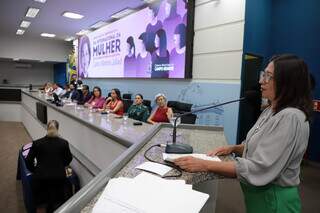 Vereadora Luiza Ribeiro fala durante solenidade de entrega da Medalha Legislativa Celina Martins Jallad (Foto: Divulgação/CMCG)