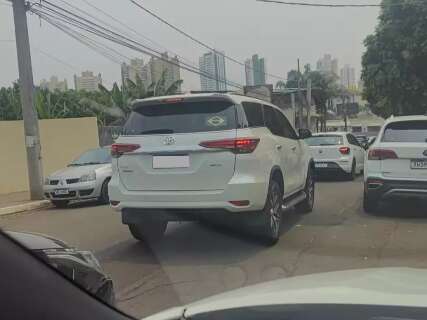 Fila dupla em escola segue dando dor de cabeça para quem respeita as leis 