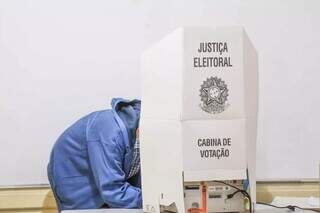 Eleitor na cabine de votação no pleito de 2022 (Foto: Henrique Kawaminami/Arquivo)