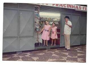 Fotografia é memória das filhas com o antigo pracinha na 14 de Julho. (Foto: Arquivo pessoal)