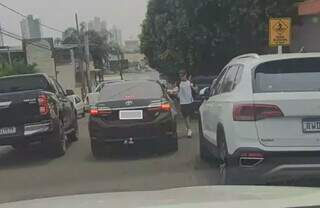 Aluno entrando em carro parado em fila dupla (Foto: Direto das Ruas)