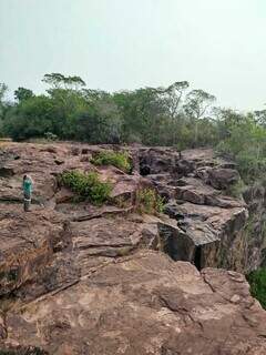 Rochas de cachoeira estão em água na tarde desta sexta-feira (4). (Foto: Direto das Ruas)