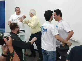 Valdecy Costa e Rodrigo Freitas durante bate-boca na noite desta quinta-feira (3). (Foto: Direto das Ruas)