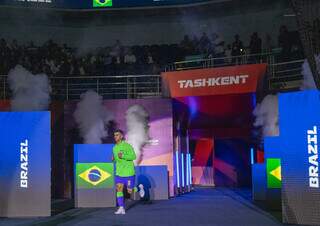 Marcênio se apresentando em quadra para jogar semifinal contra Ucrânia (Foto: Leto Ribas/CBF)