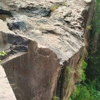 "Em gotas": cachoeira volta a secar em meio a estiagem e tempo seco