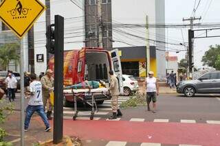 Momento em que o idoso era socorrido pelo Corpo de Bombeiros (Foto: Paulo Francis) 