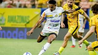 Jogadores disputam a posse da bola. (Foto: Ozair Junior/Novorizontino)