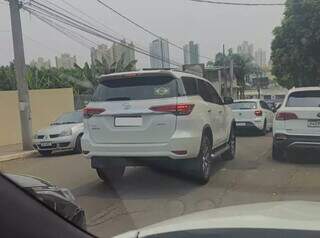 Veículos parados em fila dupla em frente ao Colégio Ativa Idade, nesta sexta-feira (4) (Foto: Direto das Ruas)