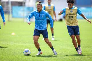 Braithwaite, ao centro, domina a bola em treino (Foto: Grêmio/Divulgação)