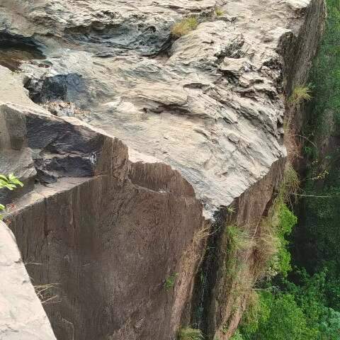 &quot;Em gotas&quot;: cachoeira volta a secar em meio a estiagem e tempo seco