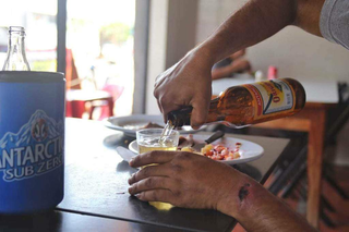 Homem servindo cerveja durante almoço em restaurante. (Foto: Arquivo/Paulo Francis)