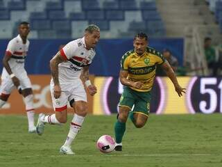 Jogadores disputam a posse da bola na Arena Pantanal. (Foto: Rubens Chiri/São Paulo)