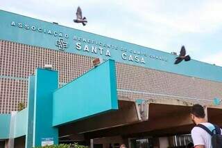 Fachada da Santa Casa de Campo Grande, onde a vítima estava internada. (Foto: Arquivo | Henrique Kawaminami)