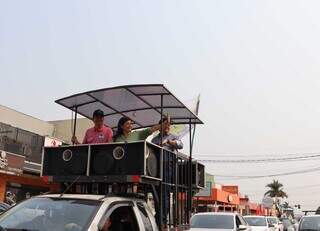 Rose (centro) acena para eleitores: na reta final, diz que ainda dá para conseguir uns &#34;votinhos&#34; (Foto: Osmar Veiga)