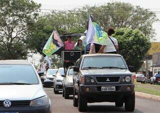 Em cima de trio elétrico, Rose Modesto participa de carreata nesta manhã. (Foto: Osmar Veiga)