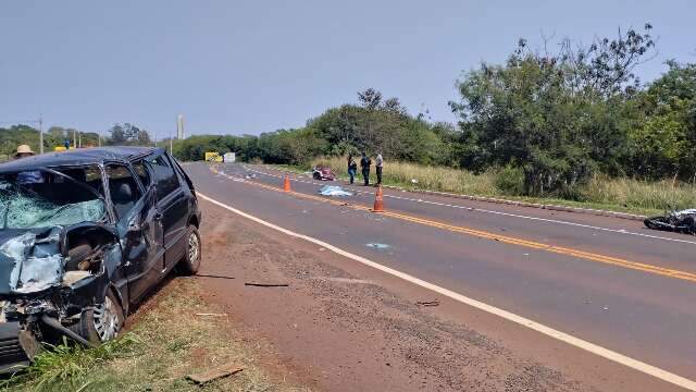 Puxando carretinha, homem perde controle de moto, bate em carro e morre