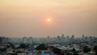 Céu esfumaçado no final de tarde em Campo Grande, a menos de 24 horas das Eleições começarem (Foto: Osmar Veiga)