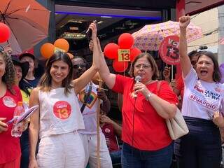 Camila Jara e ministra das mulheres, Cida Gonçalves participam de ato no Centro. (Foto: Natália Olliver)