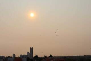 Sol começando aparecer no céu de Campo Grande, neste sábado (Foto: Osmar Veiga)