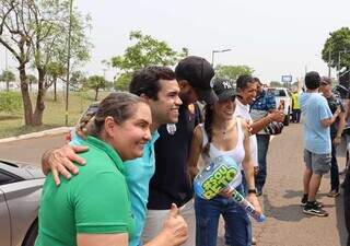 Beto Pereira e a candidata a vice, Coronel Neidy (verde) tiram foto com apoiadores (Foto: Osmar Veiga)