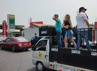 Beto Pereira seguiu percurso em cima de trio elétrica nesta manhã. (Foto: Osmar Veiga)