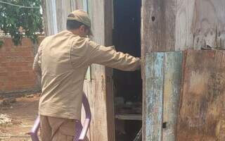 Bombeiro em local onde homem foi achado morto. (Foto: Diário Corumbaense)