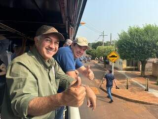 Presidente estadual do PSDB e governador do Estado, Eduardo Riedel durante carreata. (Foto: Hosana Lourdes)