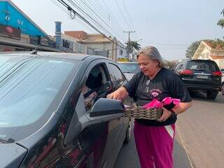 Veralu entrega kit para estimular prevenção às mulheres (Foto: Natália Oliver)