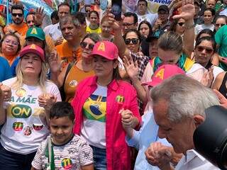 Adriane e eleitores rezam Pai Nosso neste sábado, nos Altos da Avenida Afonso Pena (Foto: Natália Olliver)