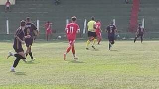 Jogadores dispotam a posse da bola no Estádio Chavinha, em Itaporã. (Foto: Reprodução/FFMS)