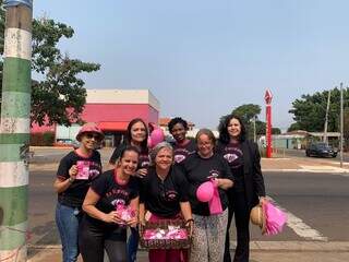 Parte do grupo &#34;As vencedoras&#34; com os kits e folhetos que estimulam mulheres a cuidarem da saúde (Foto: Natália Oliver)