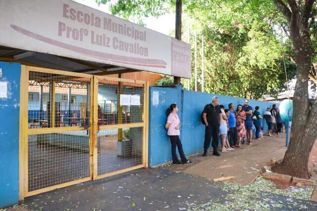 Fuga do calor e plant&atilde;o no trabalho fazem eleitor madrugar na fila da urna 