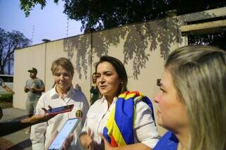 Prefeita Adriane Lopes (PP), ao lado da senadora Tereza Cristina (PP) e da vice, Camila Nascimeto (Avante). (Foto: Enryck Sena)