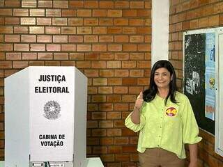 Rose Modesto votou esta manhã, na seção da Escola Danda Nunes (Foto: Marcos Maluf)