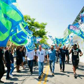 Prefeito Eduardo Paes (PSDB) durante caminhada neste domingo (Foto: Divulgação)