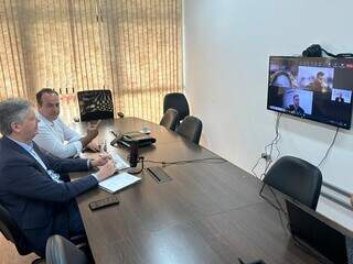 Secretário Jaime Verruck (terno) participou de reunião com integrantes do Consórcio Binacional Pybra (Foto/Divulgação)