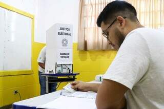 Cabina de votação na Escola Municipal Pe Tomaz Ghirardelli (Foto: Henrique Kawaminami)