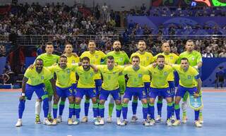 Elenco brasileiro na final. Marcênio, camisa 8, é o quarto agachado (Foto:  Leto Ribas/CBF)